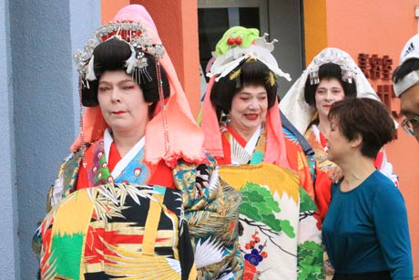 おいらん変身コーナーでおいらんにふんしたカナダ人女性3人