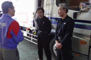 熊本県益城町へ三条市からの救援物資を届けたマルソーのトラックのドライバー2人が渡辺社長に被災地のようすを渡辺社長に報告