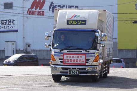 本社に帰着した救援物資を運んだトラック