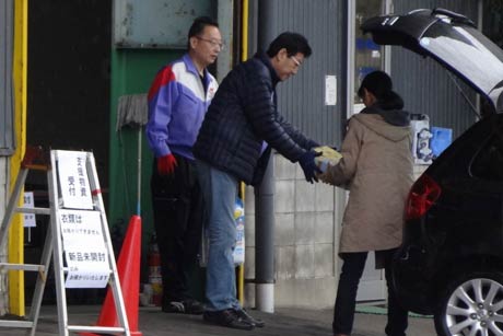 マルソーの救援物資を託す人たち