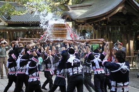 二の鳥居前で神湯の入ったたるみこしを激しくもむ