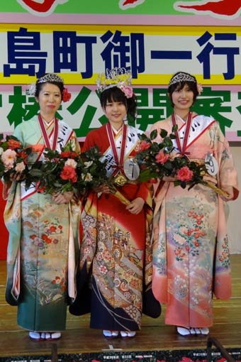あでやかな振り袖の3人のミス
