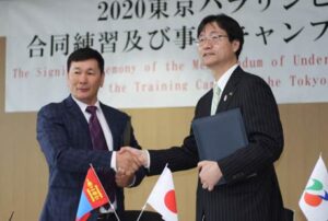覚書に調印して握手するモンゴル国パラアーチェリー協会会長のバータルジャブさん(左)と鈴木市長
