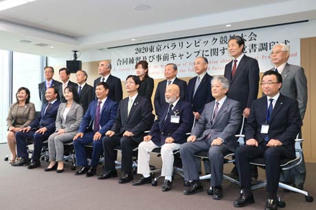 出席者で記念写真