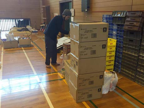 御船町立御船小学校で同社のイマジノス126個、さくらんぼ50個を支援物資として配布