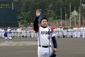 三条野球連盟の平成28年度開幕式で「SNJ48」の栗山奨平主将が選手宣誓