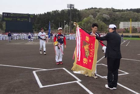 優勝旗返還