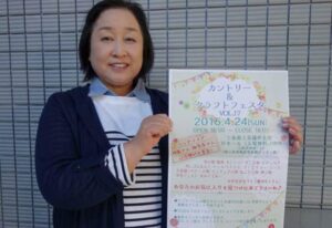 主催のトールペイント家具製造「カントリーブルー」の山崎俊子さん