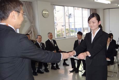 長野さんに初めての辞令書を手渡す国定市長