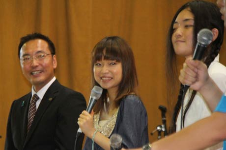 長野さんが三条市職員になりたいと公言した13年9月の三条マルシェの関連イベントのトークショー、左から国定市長、川嶋あいさん、長野さん