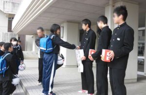 21日朝、弥彦中玄関前で熊本地震義援金の募金活動
