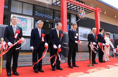 東三条駅リニューアルセレモニーのテープカット