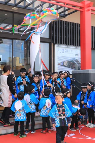 一ノ門わくわく保育園園児がくす玉割り