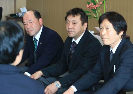 被災地の状況などを話す