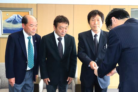 熊本地震被災地への見舞金10万円を鈴木市長に託す分水電気協会