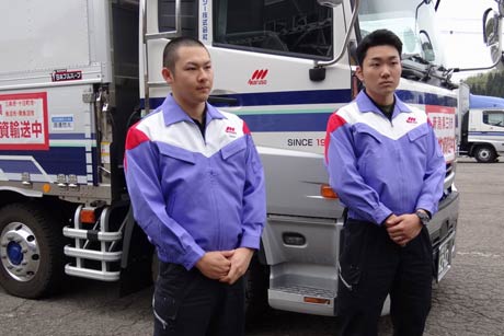 トラックのドライバーを務めた渡辺さん(右)と川俣さん