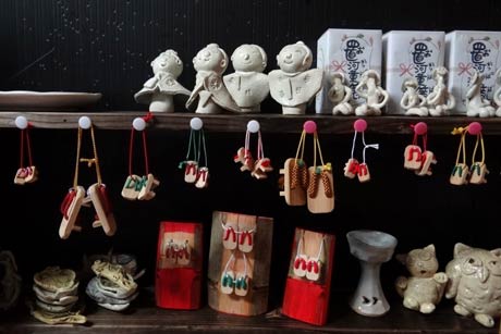 チャリティー販売しているミニチュア下駄の竹細工や陶芸の人形、和釘の線香立てなど