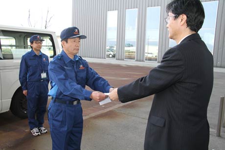 十河主幹に燕市と燕市職員互助会からの義援金を手渡す鈴木市長