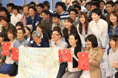 最前列が優勝したオーダーメードの結婚指輪を考案したチーム