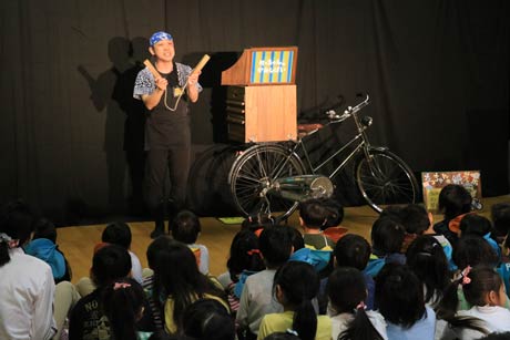 燕東小学校図書ボランティアが燕東小で行った“たっちゃん”の紙芝居