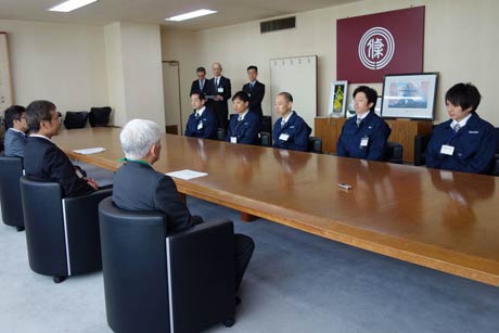 三条市が被災地へ派遣する5人の職員の出発式