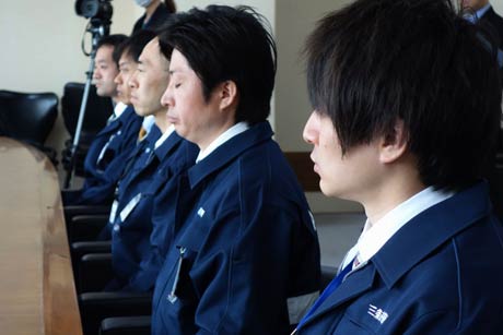 抱負を話す5人の派遣職員