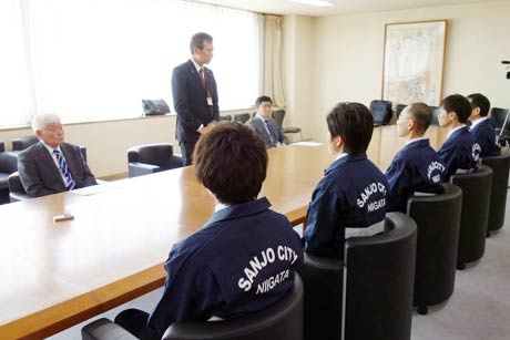 派遣職員を激励する国定市長