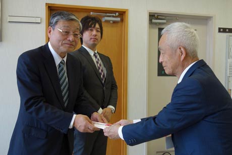 左から矢嶋屋の内田社長、内田専務、三条市社協の上石会長