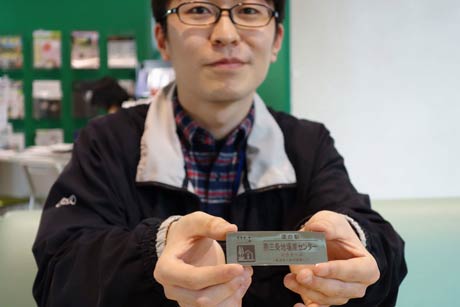 1枚1,300円で販売する燕の「磨き屋シンジケート」のロゴマーク入りのステンレス製の特別な「道の駅きっぷ」
