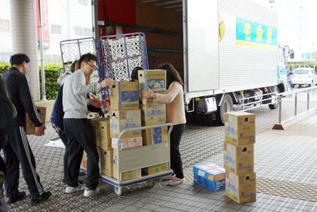 三条市社協に寄せられた段ボール箱92箱分の救援物資を熊本地震の被災地へ発送