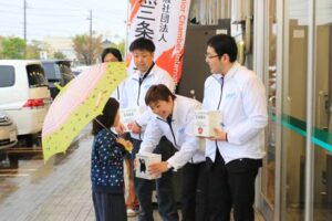 ウオロク興野店で街頭募金を行う燕三条JC