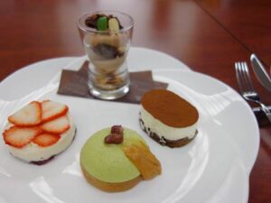 レストランメッセピアが5月5日まで行っている「車麩デザート人気投票&抽選会」で用意している新潟名産の車麩を使ったオリジナルデザートメニュー