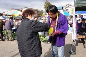 五・十の市×三条マルシェで熊本地震義援金の街頭募金を行う三条市ボランティア連絡協議会
