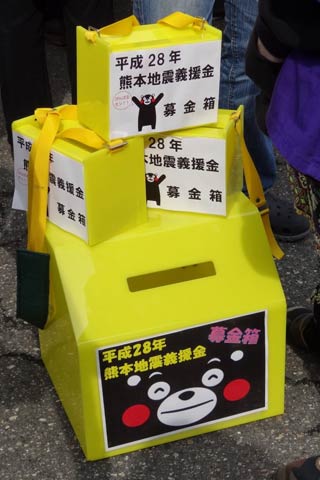 募金箱には「くまモン」のイラストをデザインした