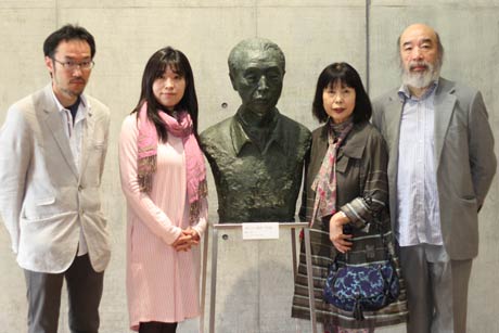 鶴巻純子さんが制作した鶴巻三郎さんの胸像を囲んで左から鶴巻三郎さん、鶴巻貴子さん、鶴巻純子さん、斎藤道男さん