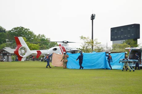  ゴルフ場で倒れた男性を三条市総合運動公園で救急車からドクターヘリに移して長岡市の病院へ搬送う