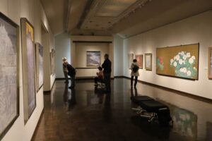 旧与板町生まれの日本画家、大矢十四彦さんが個展