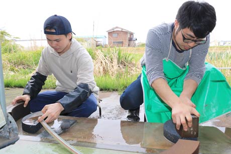 古くなったプロ用の砥石を家庭用に再生する作業