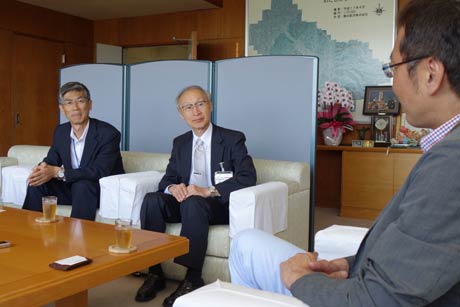 左から舟崎新潟地方気象台長、上橋さん、国定市長