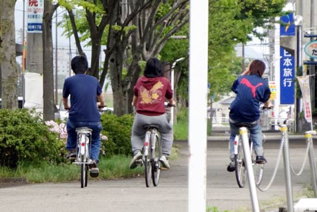 半袖で外を行き交う人が目立った