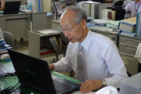 行政課のデスクで仕事に就く上橋さん
