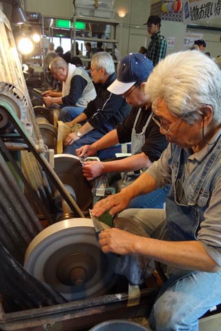 4日行われた日替わりイベントの包丁研ぎ