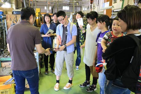 工場案内にも大勢が参加