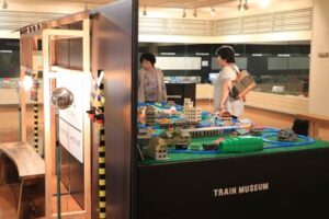 栃尾文化センターで「トレインミュージアム」、内藤敏樹前学長の遺品の『鉄道模型趣味』を中心に栃鉄備品や国鉄制服も