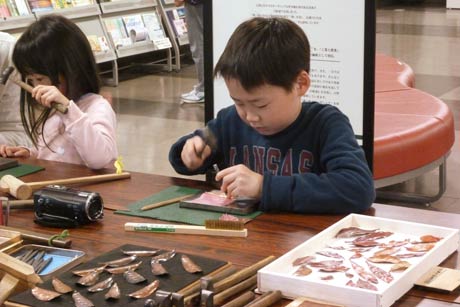  黙々と作業する子どもたち