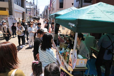 8日開かれた「～三条マルシェ～ごった市＠ホコテン」