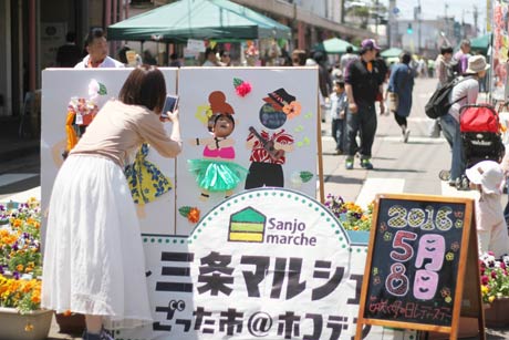 好評だった三条市のフラスタジオ「ラウレア」が製作した顔出しパネル
