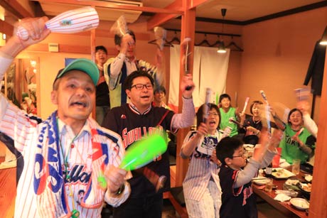 居酒屋「夕凪」でテレビ越しにスワローズを応援するスワローズ新潟支燕会会員を中心としたスワローズファンたち