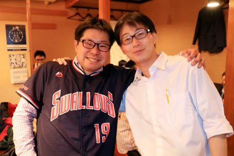 左がスワローズ新潟支燕会会員の広報部長の渡辺さん、右が「夕凪」店主の峰島さん