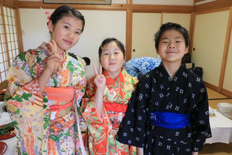  お運びを手伝った席主の更科翠游さんの3人の孫